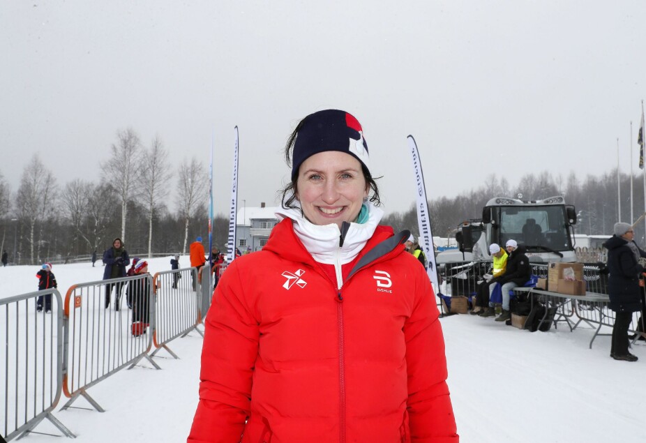 ENGASJERT: Marit delte ut medaljer under Vibeke Skofteruds minneskirenn på Konnerud skistadion i Drammen 1. mars. 21. mars fyller skilegenden 40 år.