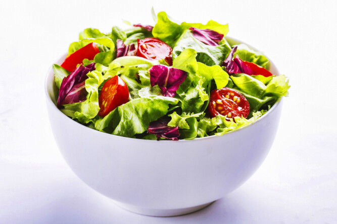 <b>FRA PLANTERIKET:</b> Lag en deilig salat, tilsett gjerne avokado, nøtter og frø og hell litt extra virgin olivenolje over.