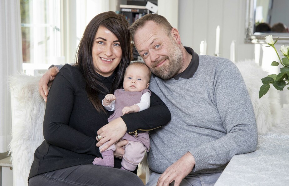 NYBAKTE FORELDRE: Asgeir Borgemoen og kjæresten Heidi Ottesen Sandmo storkoser seg hjemme i Halden sammen med sin to måneder gamle datter Ingrid.