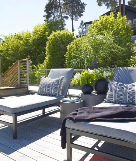 SONER: Har du terrasse med litt størrelse på, er det smart å dele den inn i soner for ulike aktiviteter. Liker du å slappe av i solen, kan du lage en egen sone med behagelige solstoler eller – senger, på et sted som egner seg til dette. Småbord er dessuten praktisk for avlastning og plantedekor.