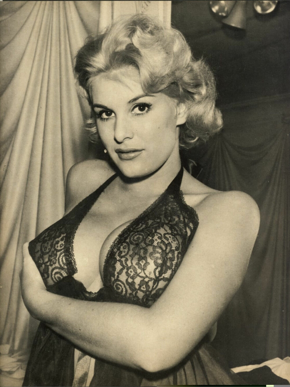 <b>POPULÆR:</b> Britiske June Wilkinson var 1950- og 60-tallets pinup-dronning, og Russ Meyer fotograferte henne for Playboy.