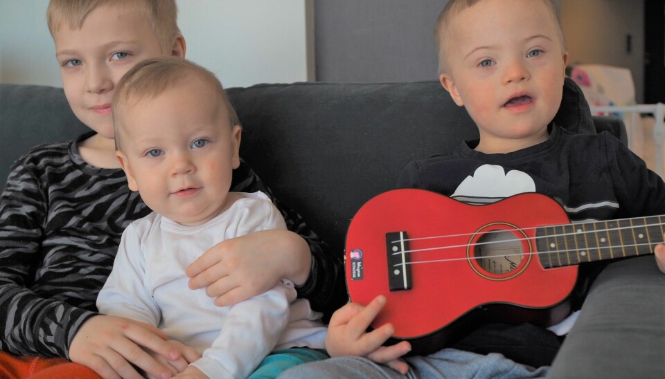 TRE BRØDRE: Magnus (5) (.t.h) er en omsorgsfull og følsom storebror for Sondre (11 mnd) og lillebror for Brynjar (7).