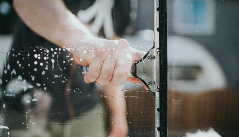 NYTTIG VERKTØY: Å bruke nal når du vasker vinduer, gjør at du får det beste resultatet, ifølge ekspertene.