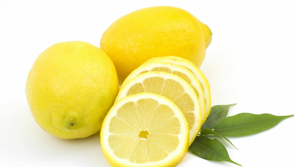 I STEDET FOR TØYMYKNER: Sitron og eddik kan brukes i stedet for tøymykner når du vasker klær.