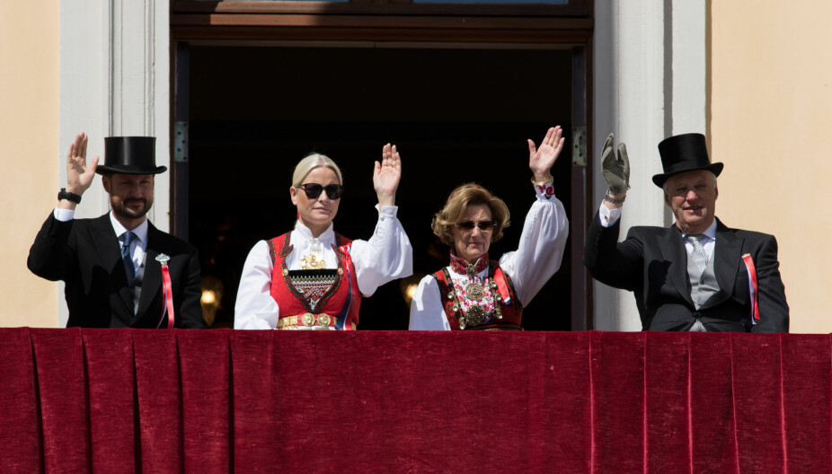 EN BEDRE DAG: Kongefamilien samlet på slottsbalkongen under 17. mai i 2016. Fra venstre, kong Haakon, Mette-Marit, dronning Sonja og kong Harald.