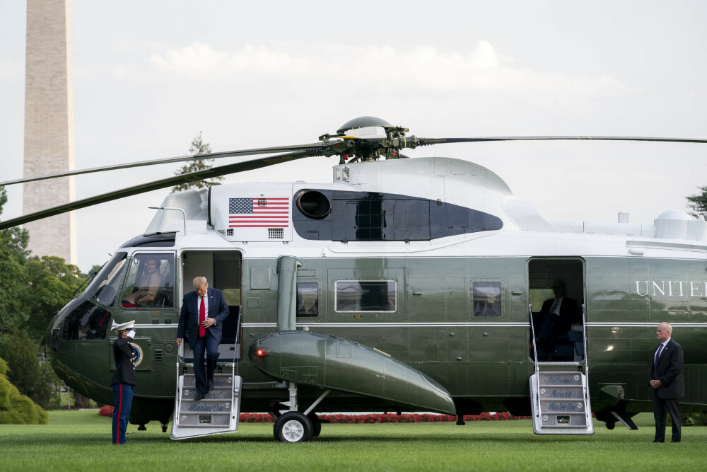 <b>LANDER I HAGEN:</b> President Trump ankommer plenen foran Det hvite hus. Mannskapene på Marine One er håndplukkede for et av de mest prestisjefylte oppdragene i det amerikanske forsvaret.