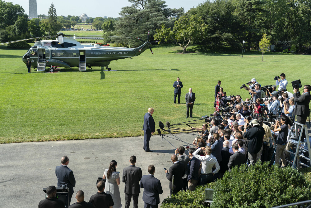 <b>UFORMELT MØTE:</b> Ved siden av å tvitre, benytter Trump ofte anledn­ingen til et kjapt uforpliktende møte med pressen på vei til eller fra helikopteret.