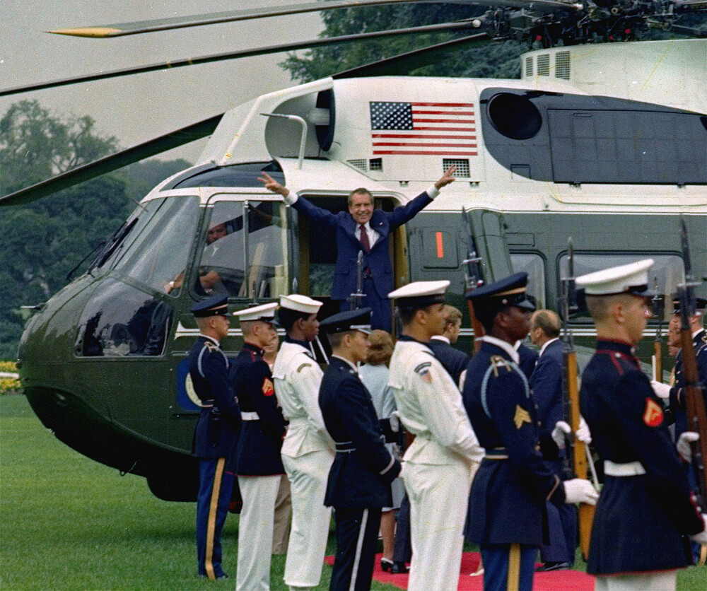 <b>IKONISK:</b> Bildet av en slagen president Richard Nixon på sin siste tur i Marine One er blitt symbolet på hele Watergate-­skandalen.
