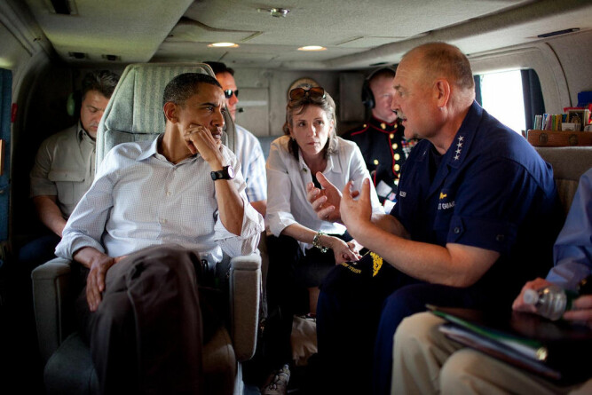 <b>FLYGENDE KONTOR:</b> Flytiden om bord i Marine One blir ofte utnyttet til korte brifinger. Her er en uformell Barack Obama på vei til Louisiana i 2010.