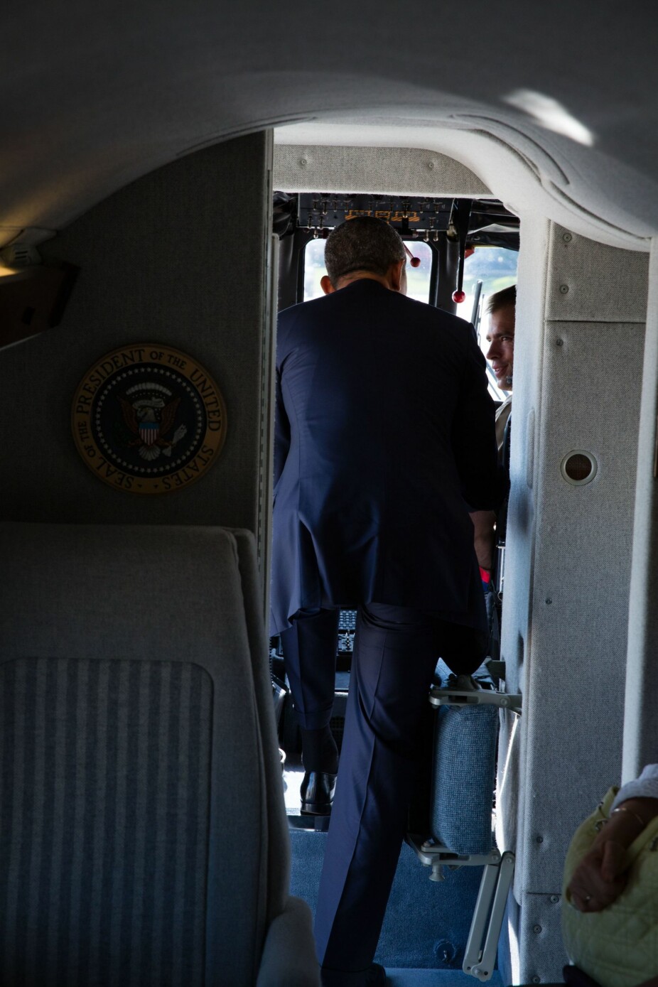 <b>JOVIAL:</b> Barack Obama vil bli husket som en jovial fyr. Her slår en av pilotene av en prat med sjefen.