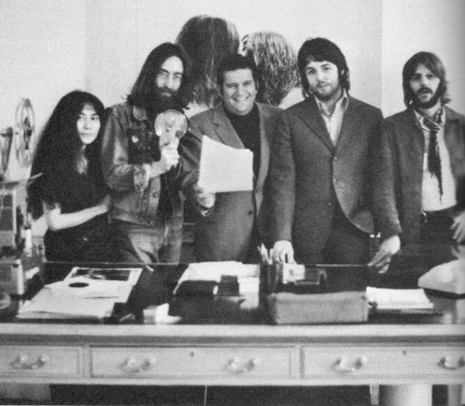 <b>STRIDENS EPLE:</b> Beatles undertegner kontrakten med Allen Klein. Paul er til stede kun for å gi inntrykk av samhold, han undertegnet aldri kontrakten.