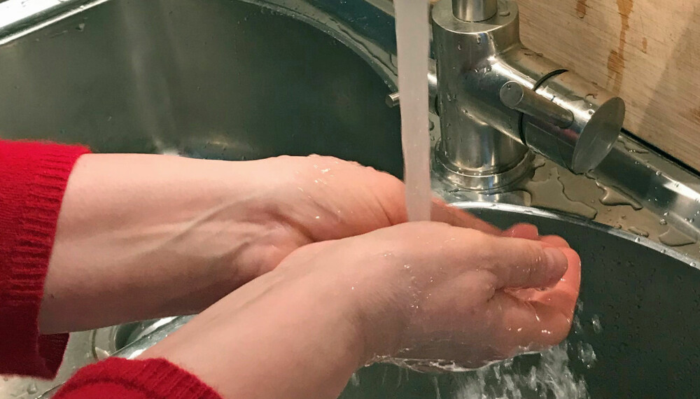 HÅNDVASK: Håndvask er det mest effektive smittevernet man kan gjennomføre, enten med såpe og vann som her eller med ulike desinfiseringsmidler.