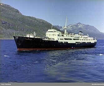 <b>VAKKERT:</b> «Finnmarken» var i sin tid det mest innovative skipet blant hurtigrutene. Legg merke til åpningene i skutesiden. De har samme form som vernebygget som nå reises.