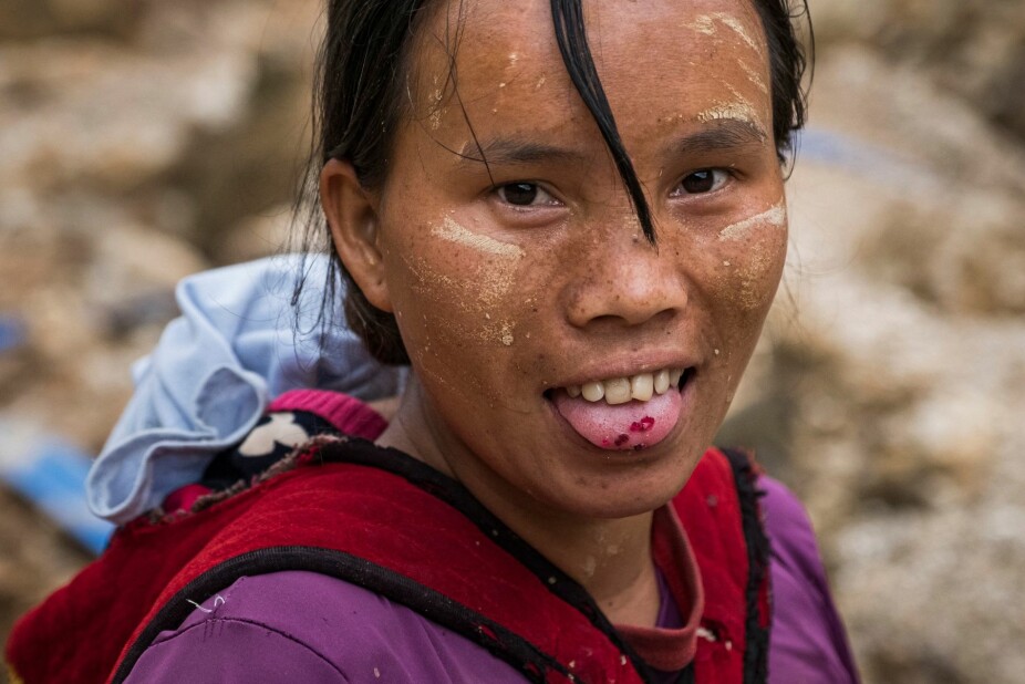 <b>OPPBEVARING:</b> Verdens vakreste, blodrøde rubiner finnes i Myanmar. Mange av arbeiderne er kvinner. Denne jenta lagrer edel­stenene hun finner, i munnen. 