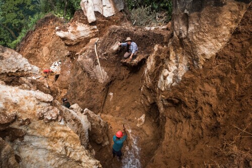 <b>ENKLE METODER:</b> Yy Chit Kyi eier denne edelstensgruven i nærheten av landsbyen Kyauk Pyat Thut. Her følger hun med mens arbeiderne graver etter edelstener som rubiner og spineller. 