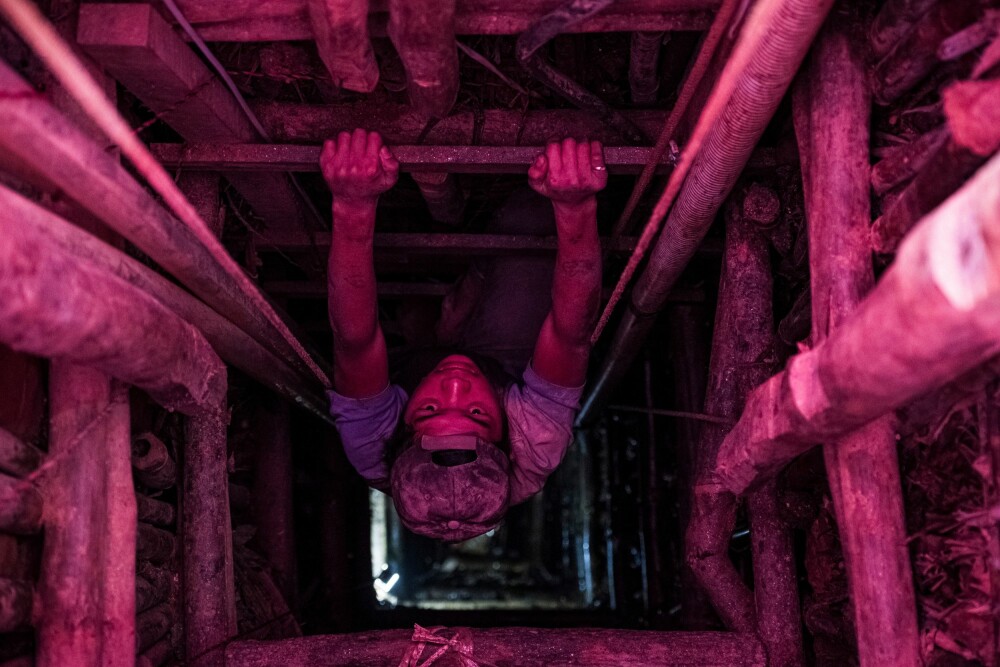 <b>TRANGT OM PLASSEN:</b> Rubinjeger Wanna (18) på vei ned en rundt 20 meter dyp gruvegang. 