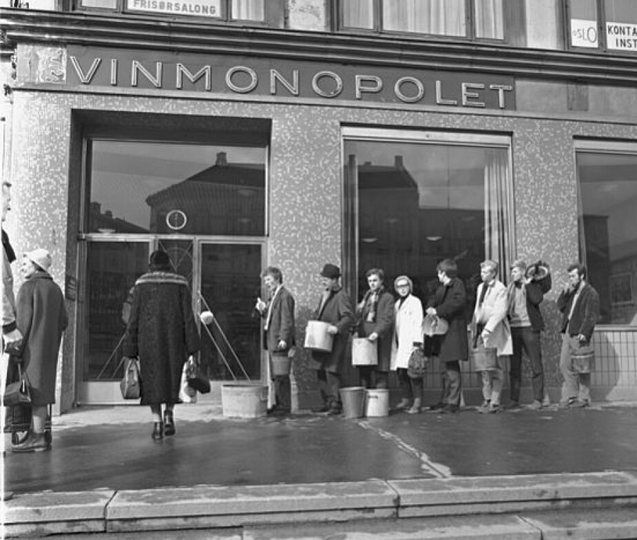I KØ: Folk i kø utenfor polet med bøtter for å bære vin 1. april 1969.