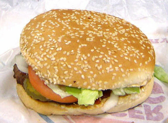 HØYREHENDT ELLER VENSTREHENDT WHOPPER? Ikke godt å si. Men Burger King Lurte mange i 1998.