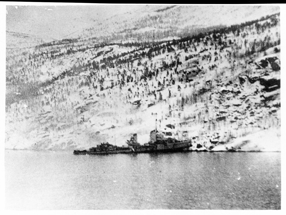 <b>NEDERLAG:</b> Engelske marinefartøyer påførte tyske styrker et betydelig nederlag i Narvik. Denne tyske jageren som ble presset på land i Rombakfjorden var bare en av de tyske fartøyene som ble gjort ubrukelige for den planlagte invasjonen av England.