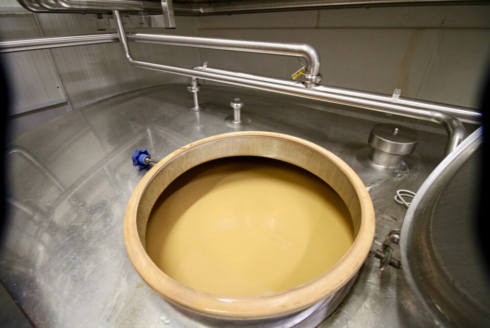 FLYTENDE: Under store deler av prosessen er brunosten flytende, tidvis også 100 grader varm.