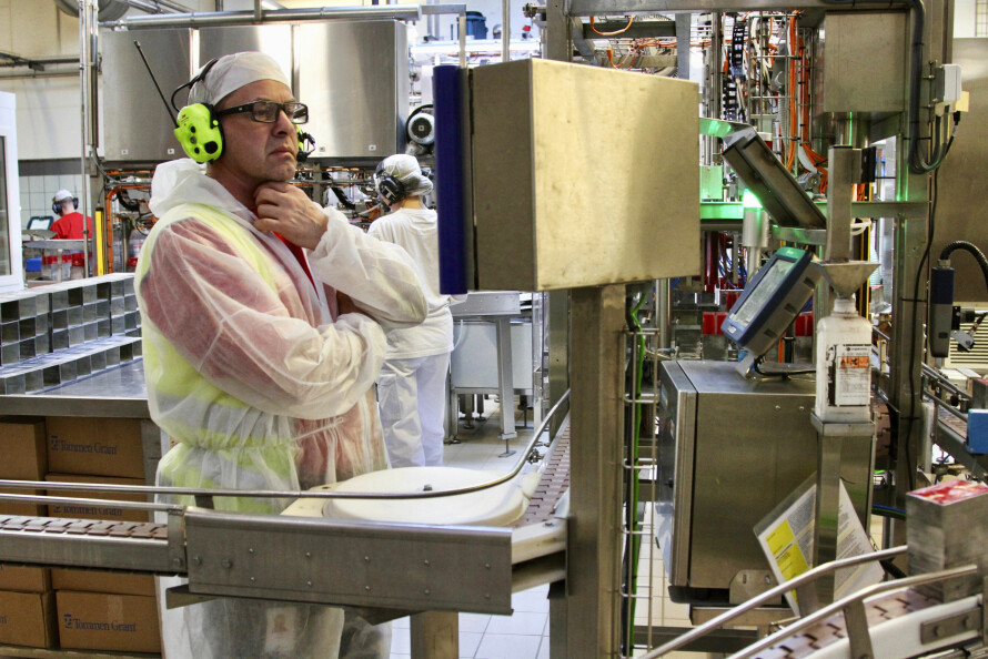 FØLGER NØYE MED: Inge Nedrebø følger brunostens reise fra myse til ost på en dataskjerm.