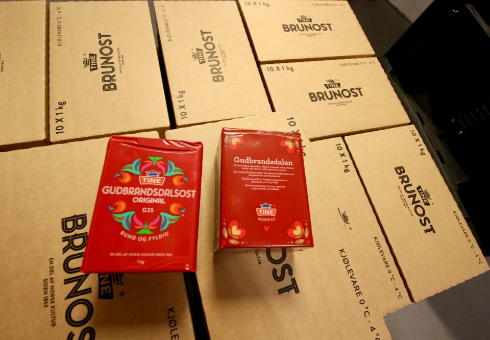 FOR NORGE OG EU: De ser like ut, de to innpakningene. Men en har informasjon på norsk og en på engelsk. Sistnevnte skal til utlandet, som EU og andre land som Australia, Canada og USA. Cirka 400 tonn av den årlige produksjonen på 5000 tonn brunost sendes utenlands.