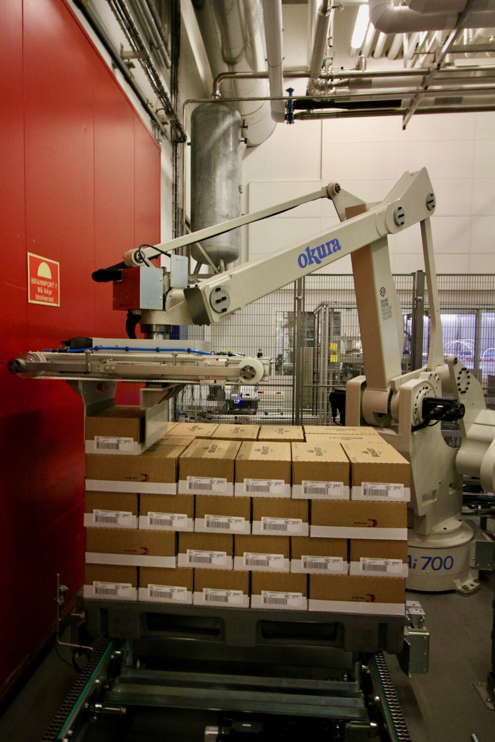 <b>MEKANISK STABLER:</b> Robotene har gjort sitt inntog i brunostproduksjonen. Her er en av dem i full gang med å stable eller palletere ferdigpakkede kasser med Gudbrandsdalsost.