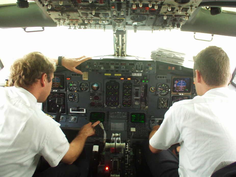 <b>PÅ JOBB:</b> På jobb i en B737 fra AirOne. På den tiden visste ingen at piloten i det venstre setet ikke var ekte pilot.