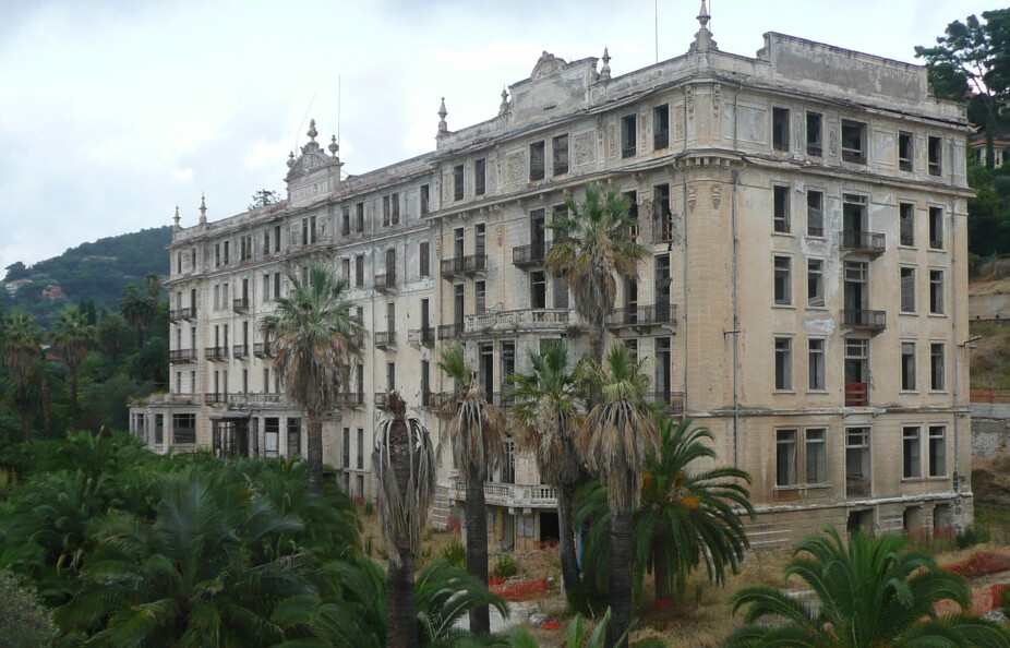 <b>FORLATT:</b> Hotel Angst har vært forlatt i 80 år, men nå renoveres bygget og den enorme hagen. 