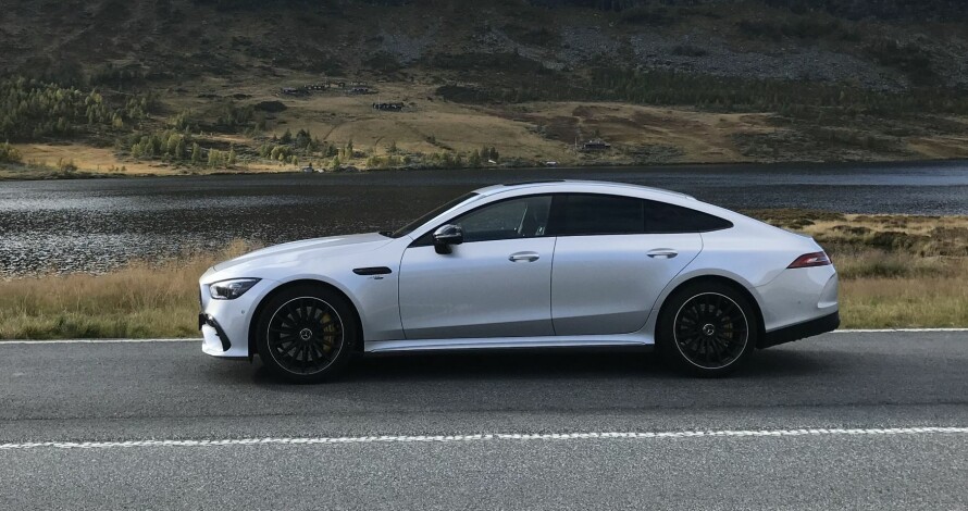 VEIKANTEN: Et lite stopp for å beundre natur og bilens linjer.