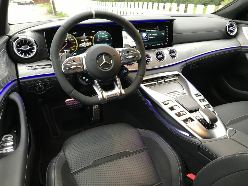 BARSKT: Maskulint førermiljø med mye karbon og lettmetall. Rattet er digert og kledd i Alcantara