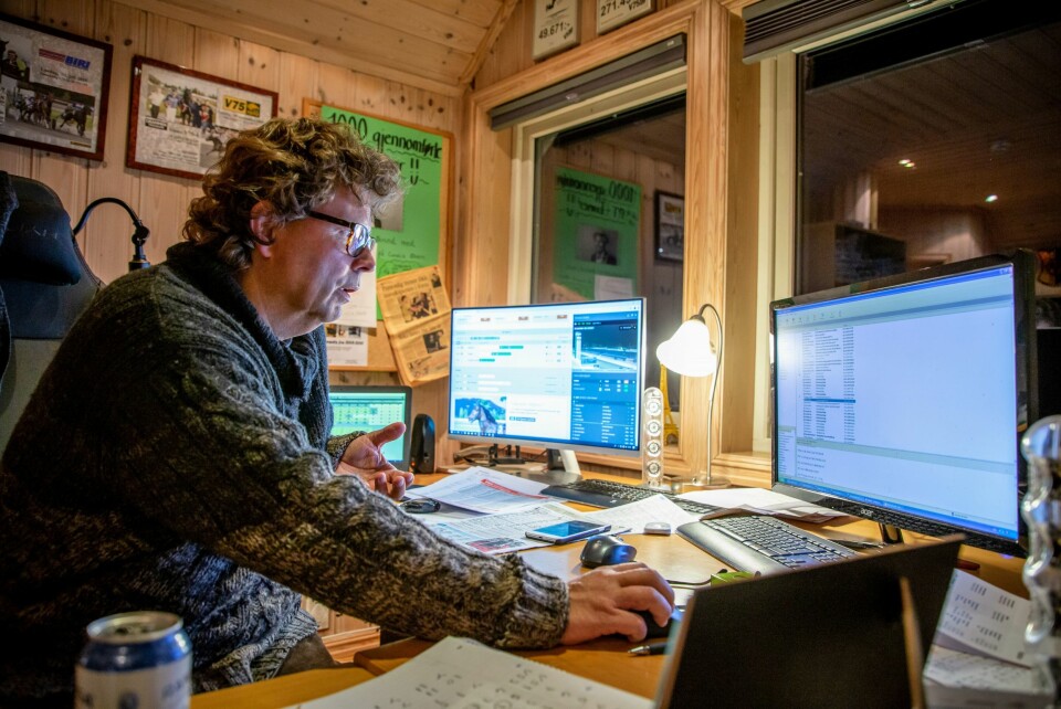 FULL OVERSIKT: Med tre skjermer får gambling-guru extraordinaire Øyvind Grøstad med seg hver eneste fortredelige oppløpsgalopp i hele Skandinavia.