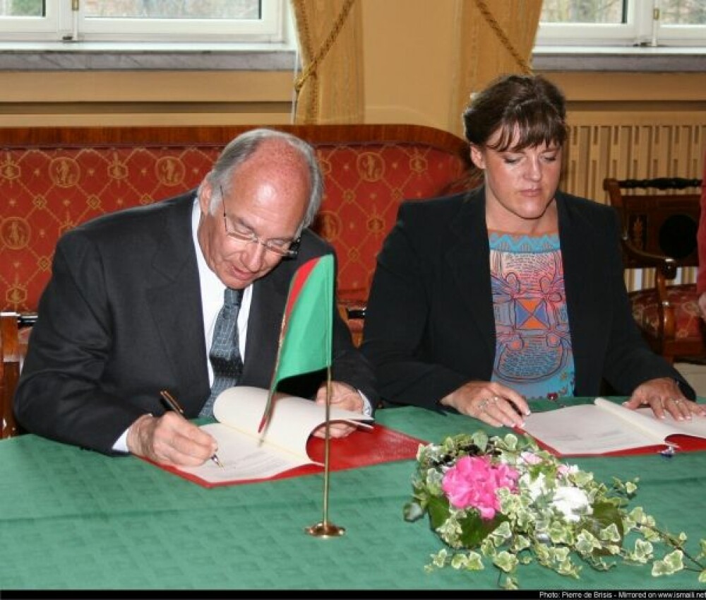 <b>ROMSLIG AVTALE:</b> Aga Khan og daværende utviklingsminister Hilde Frafjord Johnson signerte avtalen i 2005 som var starten på en pengeflom fra Norge til Aga Khan-systemet.