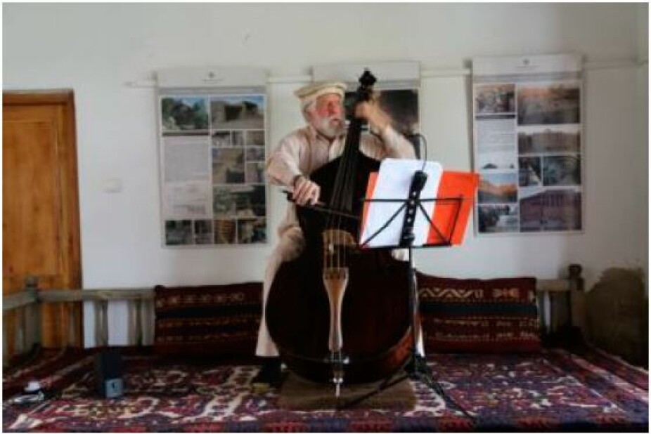 <b>KULTURELL GJENREISNING:</b> Som et element i arbeidet med å gjenreise afghansk kultur, spilte den amerikanske bassisten tysk barokkmusikk i Kabul. Men hva fikk han for jobben? 