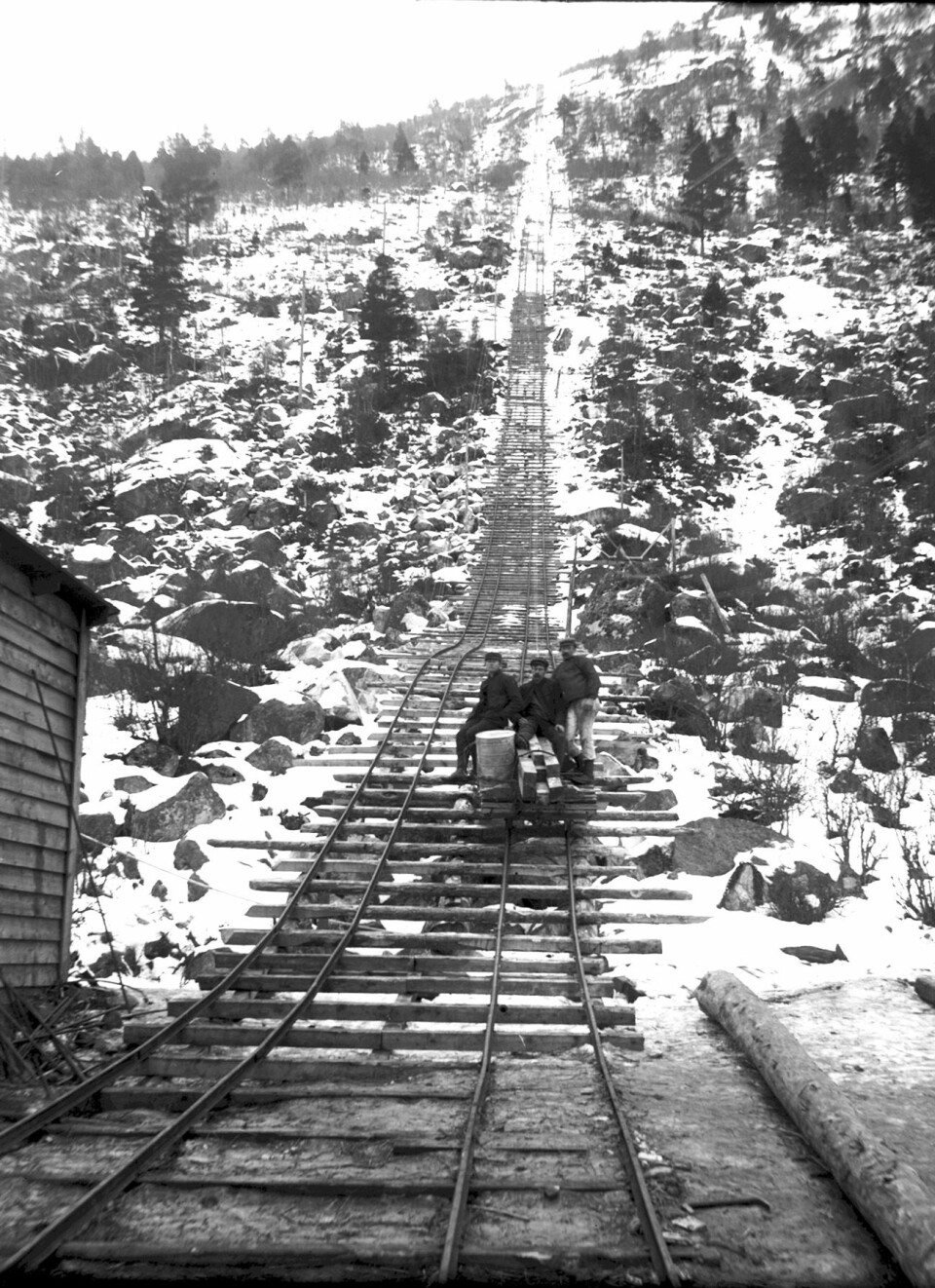 ARBEIDER-TRANSPORT: Selv om det kunne være vågalt å ta turen med banen de første årene, satte arbeidslagene likevel pris på å slippe å gå.