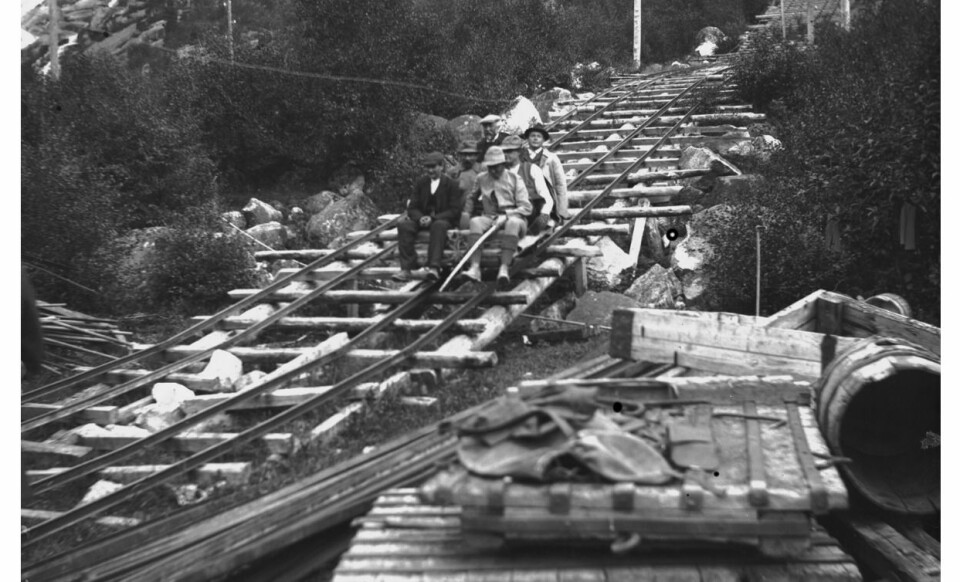 PUST I BAKKEN: Dette bildet er fra ca. 1911, banen er under bygging og et arbeidslag tar en pust i bakken.