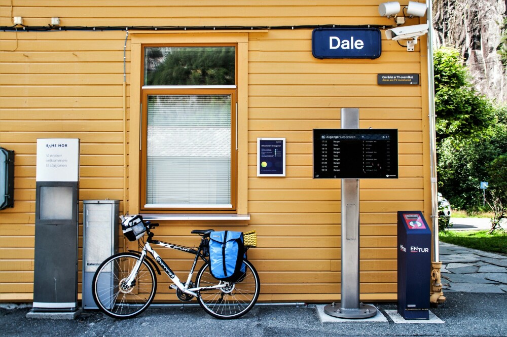 <b>HJEM IGJEN:</b> En flott sykkelturn er ved veis ende, og på Dale stasjon venter vi på toget hjem. 