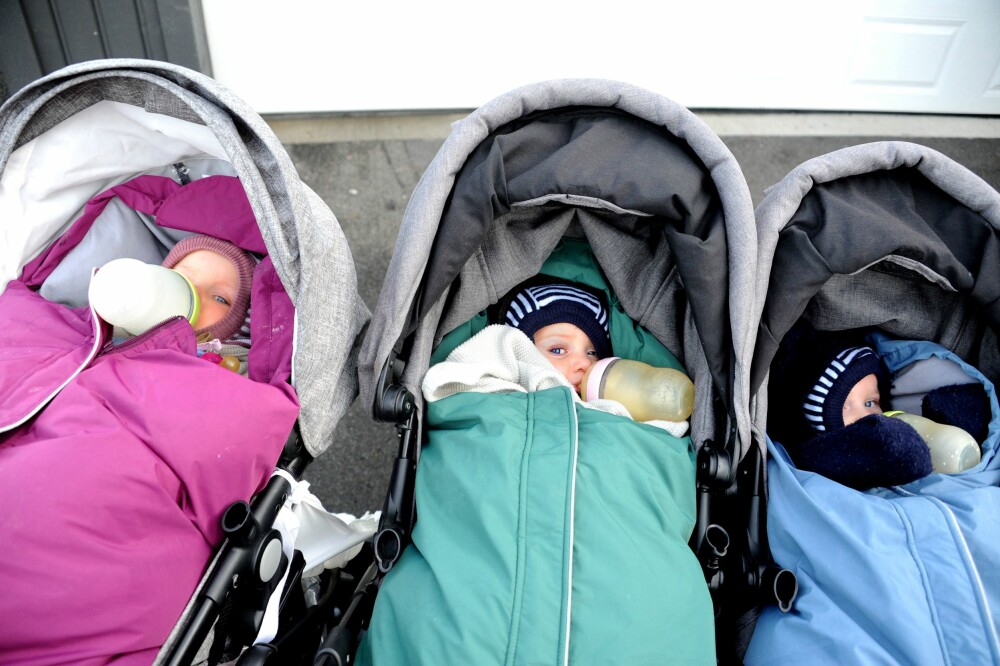 <b>DAGDUPP:</b> Tre fornøyde ettåringer som har fått melkeflaske og blitt pakket godt inn i posene i vognene. De er vant til å sove ute på dagtid.