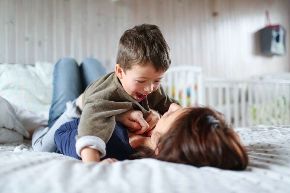 EN TYDELIG VOKSEN: Når barnet ditt vet hvor det har deg, og du gir uttrykk for hva du liker og ikke liker, gir det trygghet for barnet.