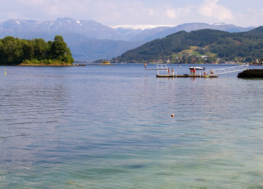 SOMMERFØLELSEN: En dukkert i fjorden med utsikt mot Folgefonna frister garantert!