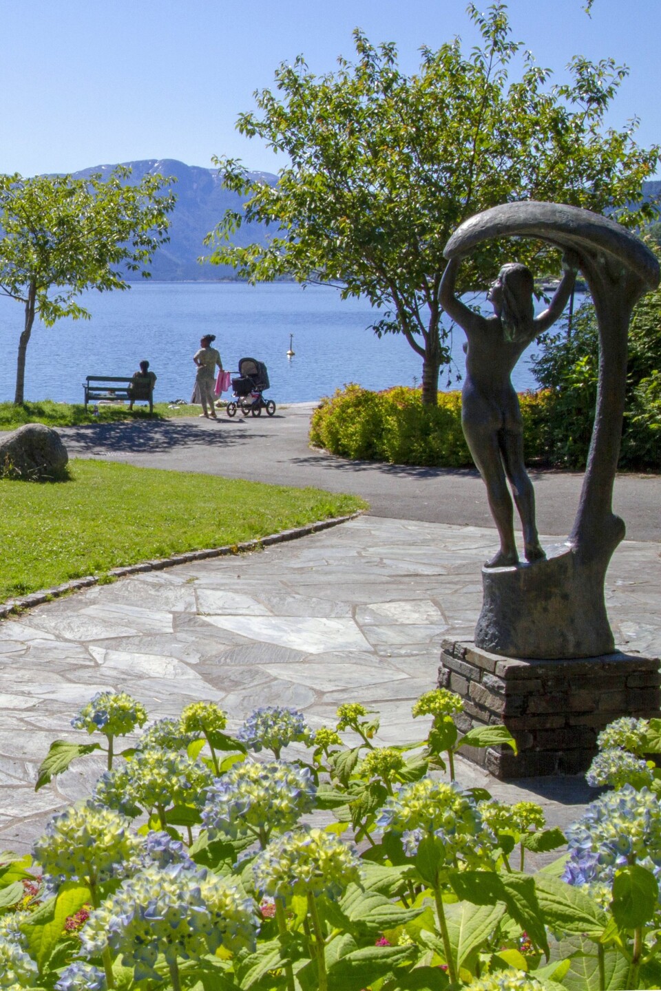 KUNST VED FJORDEN: Kulturstien i Øystese ligger like ved stranden.