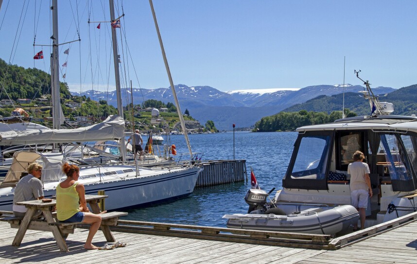 BÅTLIV: Gjestehavna i Norheimsund er et fint sted å slappe av. Folgefonna midt imot!