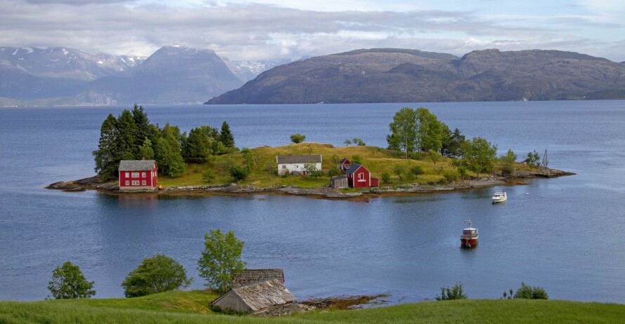 FJORDIDYLL: Omaholmen, fjorden og fjellene – vakkert som et maleri!