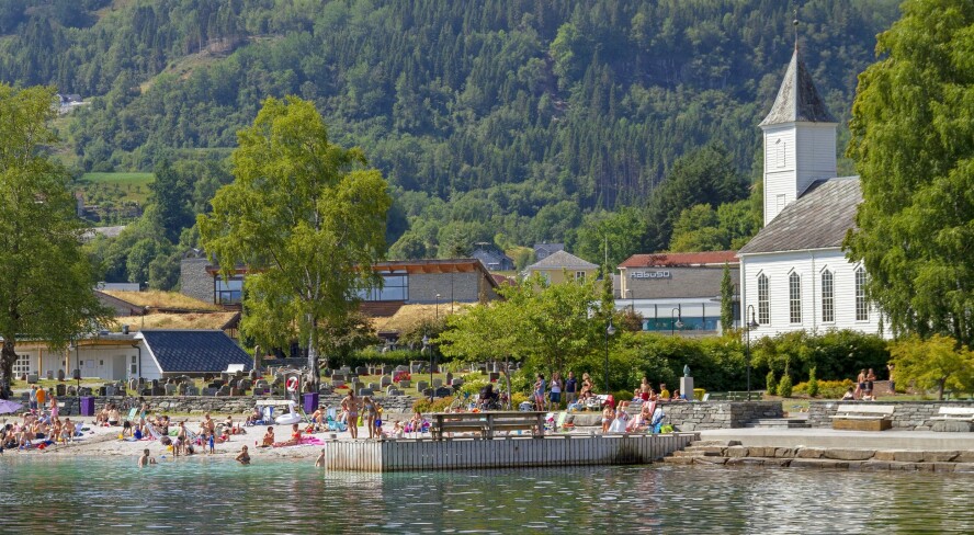 TUSENÅRSSTED: Vakre Øystese har spennende kunstmuseer og en populær sandstrand.