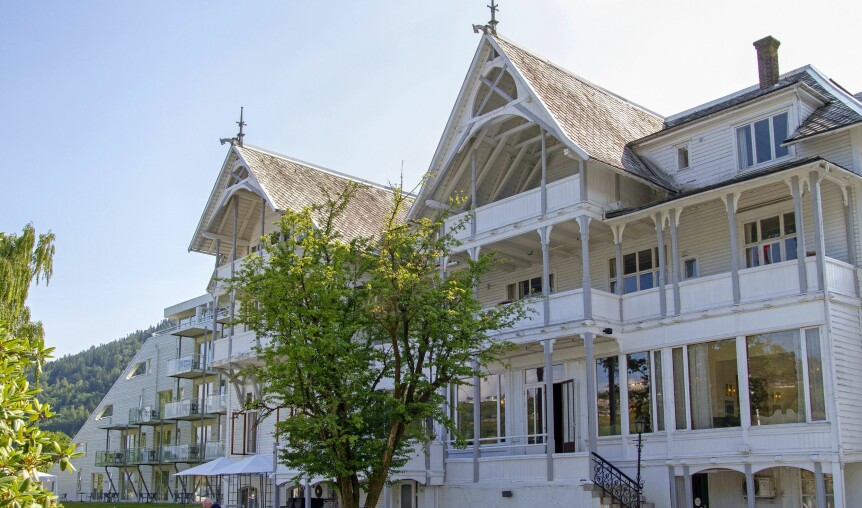HOTEL I SÆRKLASSE: Ærverdige Sandven Hotel i Norheimsund har stor hage direkte ved fjordkanten.