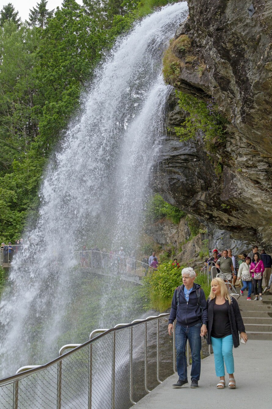 ATTRAKSJON: Du kan gå bak Steinsdalsfossen ved Norheimsund uten å bli våt.