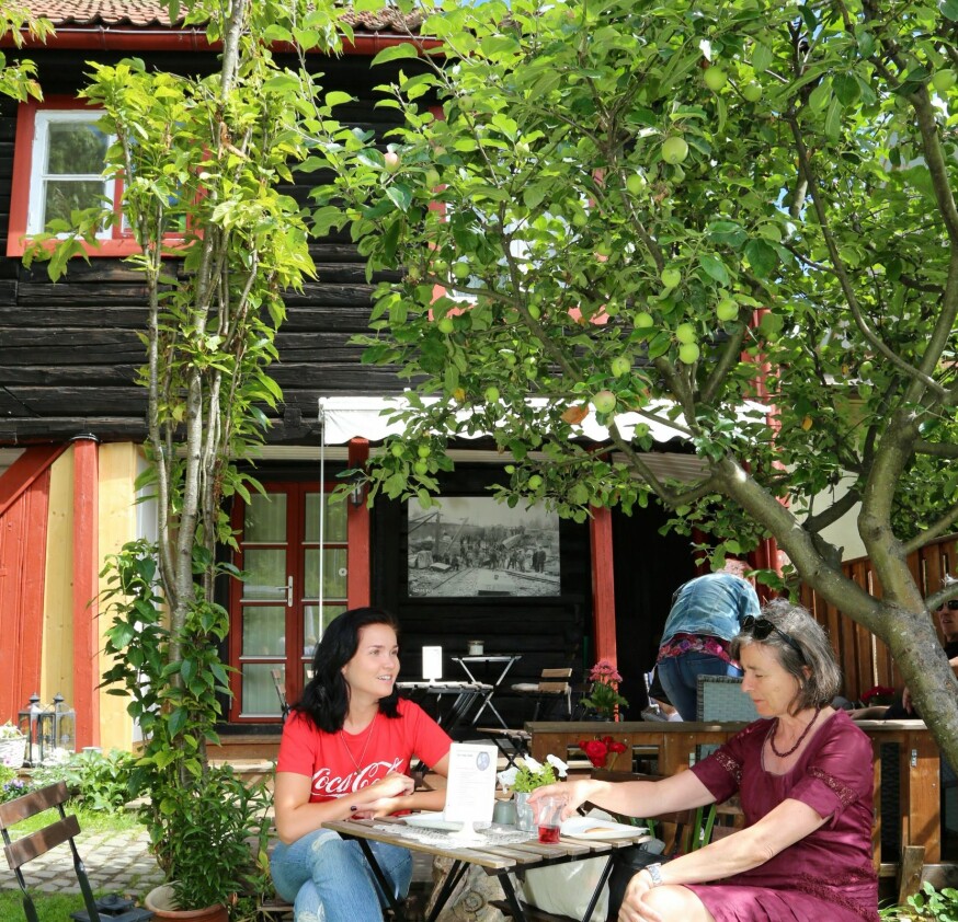 OLDEFARS SVERD: På søndager åpner familien Raade huset sitt for matservering, og på veggen i huset henger blant annet oldefarens sverd, som ble brukt til å krone kong Haakon i 19o6.