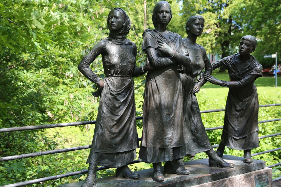 INDUSTRIHISTORIE: Den industrielle revolusjonen utviklet seg langs Akerselva fra midten av 1800-tallet. Til minne om jentene som jobbet i tekstilfabrikkene finner du denne statuen på Beierbroen.