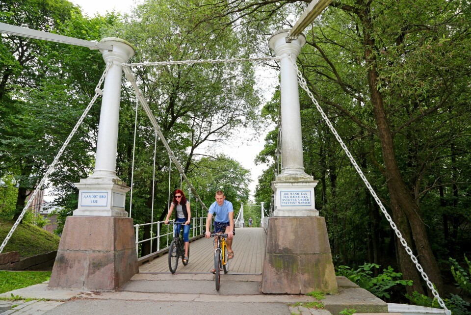 SVIKTER UNDER TAKTFAST MARSJ: Aamodt bru er broen som forteller at den kan bære 100 mann, men svikter under taktfast marsj.