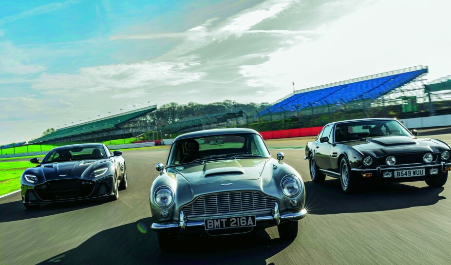 <b>SJELDENT SYN:</b> Tre Bond-biler fra tre generasjoner ved siden av hverandre på en racerbane. Fra venstre: Aston Martin DBS Superleggera, Aston Martin DB5 og Aston Martin V8 Vantage.